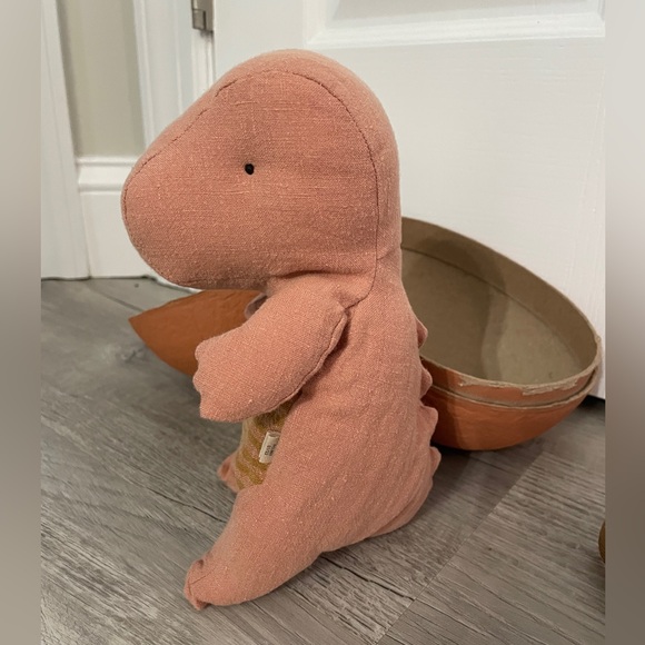 Maileg Gantosaurus in Egg, Small - Old Rose - Picture 4 of 10